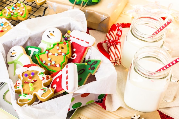 Hausgemachte Weihnachtsplätzchen verziert mit bunter Zuckerglasur.