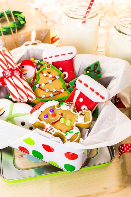 Hausgemachte Weihnachtsplätzchen verziert mit bunter Zuckerglasur.