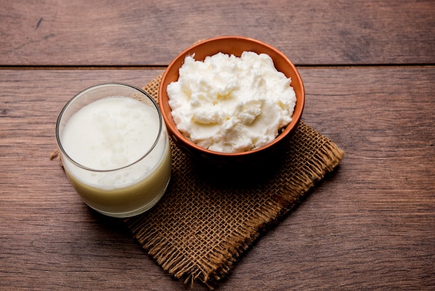 Hausgemachte weiße Butter oder Makhan oder Makkhan in Hindi, serviert in einer Schüssel. selektiver Fokus