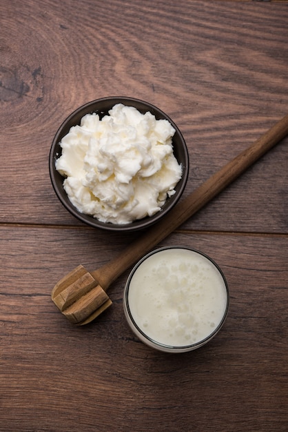 Hausgemachte weiße Butter oder Makhan oder Makkhan in Hindi, serviert in einer Schüssel. selektiver Fokus