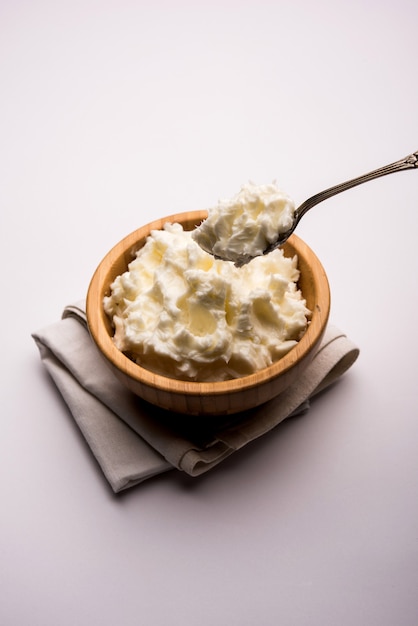 Hausgemachte weiße Butter oder Makhan oder Makkhan in Hindi, serviert in einer Schüssel. selektiver Fokus