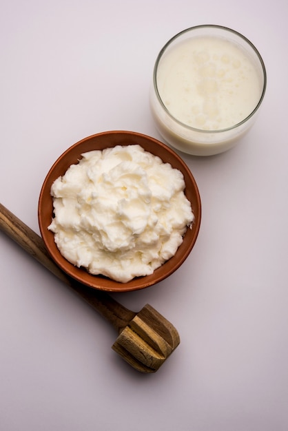 Hausgemachte weiße Butter oder Makhan oder Makkhan in Hindi, serviert in einer Schüssel. selektiver Fokus