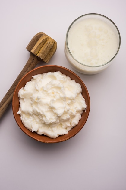 Hausgemachte weiße Butter oder Makhan oder Makkhan in Hindi, serviert in einer Schüssel. selektiver Fokus