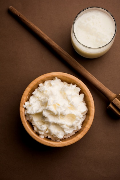 Hausgemachte weiße Butter oder Makhan oder Makkhan in Hindi, serviert in einer Schüssel. selektiver Fokus