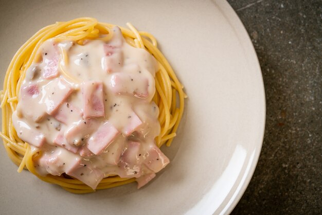 hausgemachte weiße Spaghetti-Sahne-Sauce mit Schinken - italienische Küche