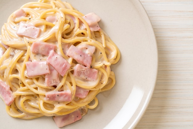 hausgemachte weiße Spaghetti-Sahne-Sauce mit Schinken - italienische Küche