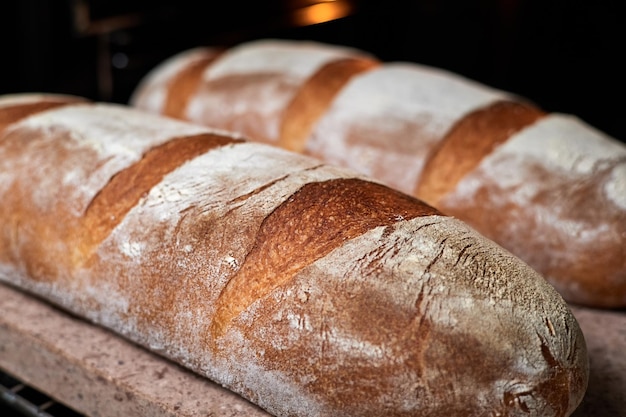 Hausgemachte Weizenbrote werden im Ofen auf einem Backstein gebacken