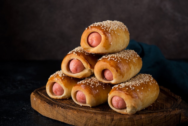 Hausgemachte Würstchen im Teig gebacken (Schweine in Decken), Fast Street Food, Nahaufnahme