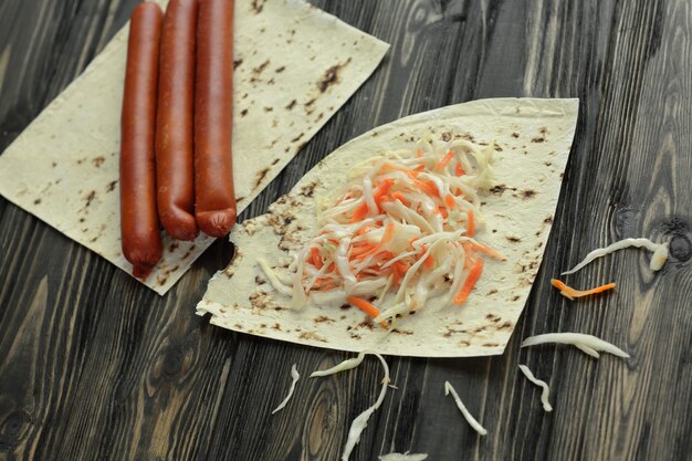 Hausgemachte Wurst, Fladenbrot und Sauerkraut für die Zubereitung von Shawarma.