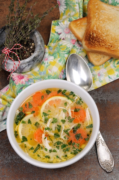 Hausgemachte zarte Suppe mit Hühnchen-Zitronen-Orzo und frischen Petersilienblättern