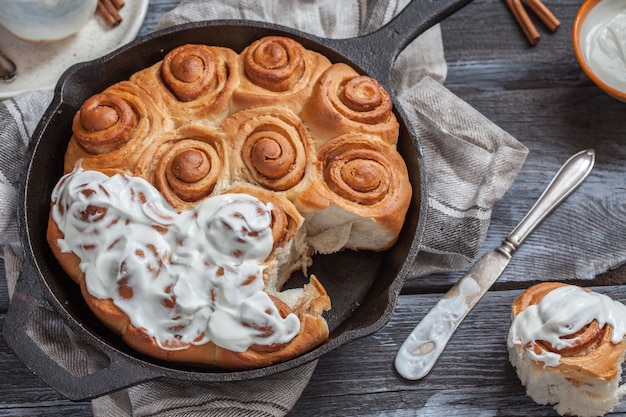 Hausgemachte Zimtschnecken mit Sahne