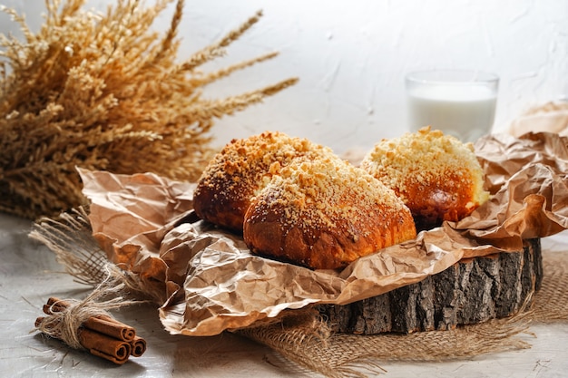 Hausgemachte Zimtschnecken und ein Glas Kuhmilch Bio-Dorf-Gesundheitskost-Kopierraum für Textfrei...