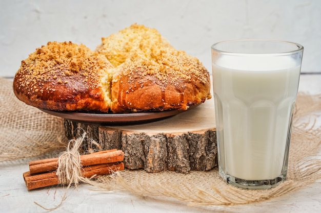 Hausgemachte Zimtschnecken und ein Glas Kuhmilch Bio-Dorf-Gesundheitsnahrung Protein und Proteine