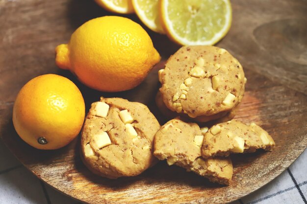 Hausgemachte Zitronenkekse mit weißen Schokoladenstückchen