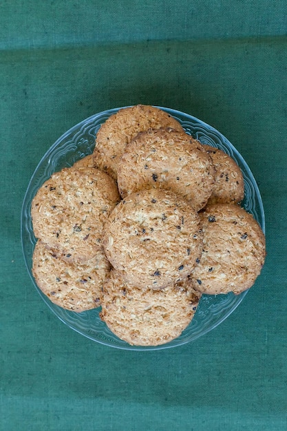 Hausgemachte Zitronenplätzchen kräuseln runde Puderzuckerplätzchen gebackenes Dessert