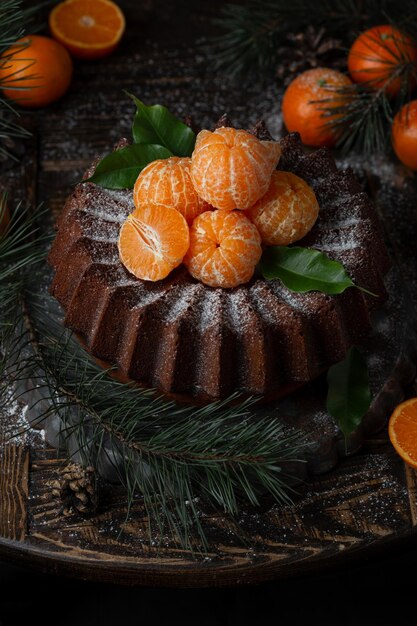 Hausgemachte Zitrus-Mandarinen-Torte, dekoriert mit Puderzucker und Mandarine