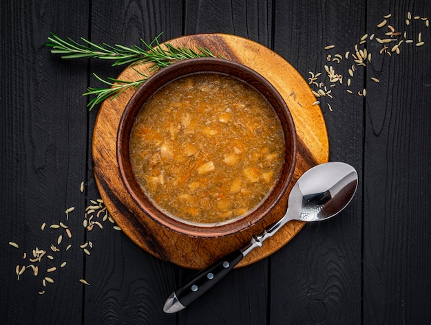 Hausgemachte Zwiebelsuppe auf dunklem Hintergrund