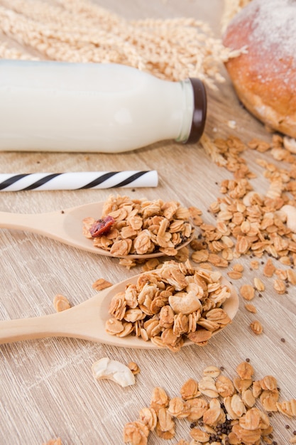 hausgemachtem Müsli und Milch zum Frühstück