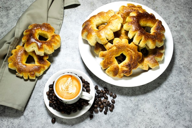 hausgemachter algerischer Keksring namens Kaak auf Arabisch mit Kaffeelatte-Kunstbecher