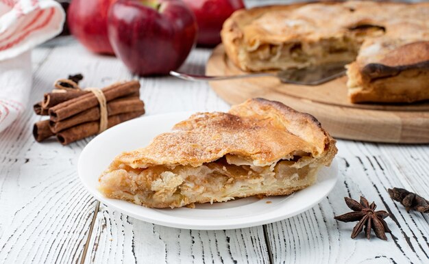 Foto hausgemachter apfelkuchen mit frischen roten äpfeln