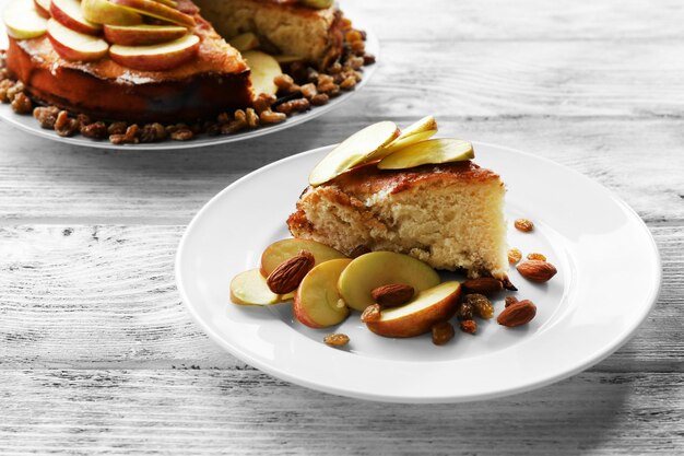 Hausgemachter Apfelkuchen serviert auf dem Tisch in der Nähe