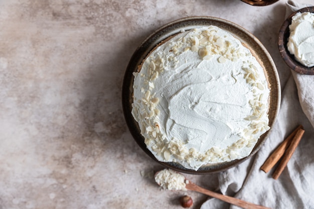 Hausgemachter Biskuitkuchen dekoriert mit Buttercreme oder FrischkäseglasurSelektiver Fokus