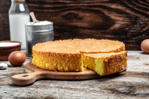 Hausgemachter Biskuitkuchen oder Chiffonkuchen mit Zutaten auf Holztisch Bäckerei Hintergrund Konzept Banner Menü Rezept Platz für Text