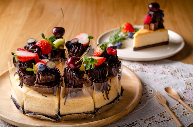 Hausgemachter Brownie-Käsekuchen, Dekoration mit Beeren auf Holzplatte.