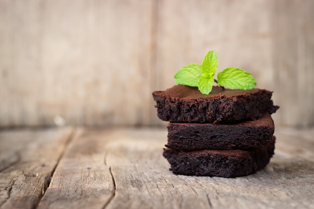 Hausgemachter Brownie mit Schokoladenfondant. Süßspeise auf hölzernem Hintergrund.