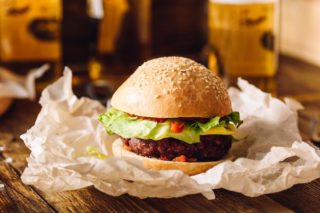 Hausgemachter burger auf kraftpapier