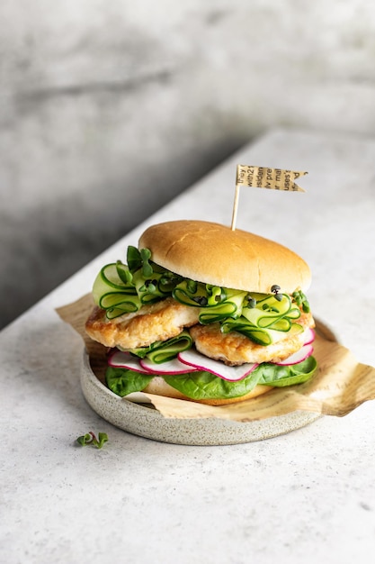 Hausgemachter Burger mit Fleisch-Spinat-Gurken-Rettich und Microgreens Fast Food aus nächster Nähe