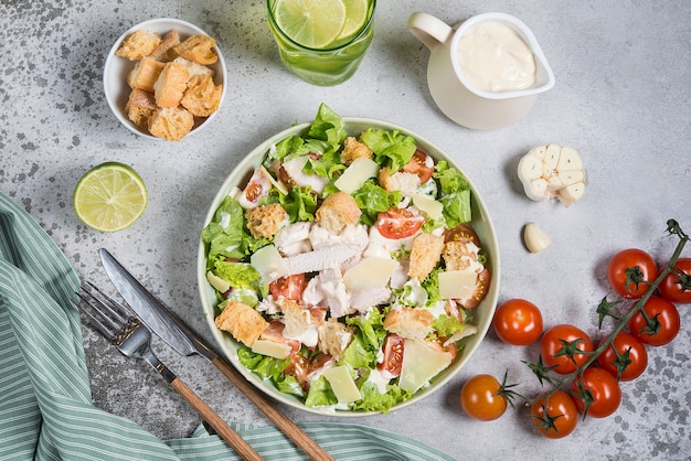 Hausgemachter Caesar-Salat mit Hühnchen und Croutons