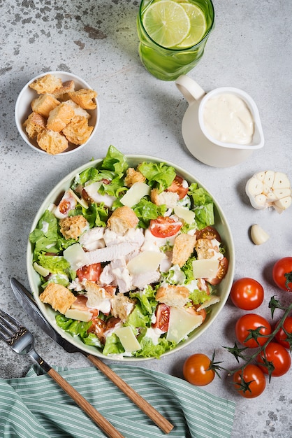 Hausgemachter Caesar-Salat mit Hühnchen und Croutons