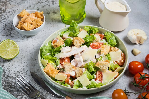 Hausgemachter Caesar-Salat mit Hühnchen und Croutons