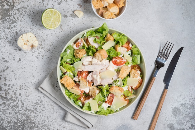 Hausgemachter Caesar-Salat mit Hühnchen und Croutons