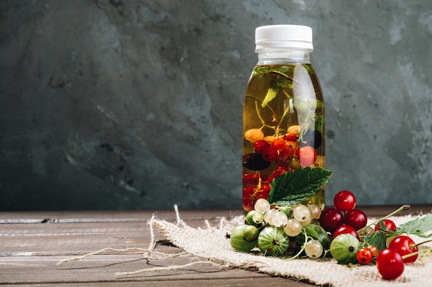 Hausgemachter Cambucha mit Beeren Freiraum grauer Hintergrund Getränk mit Beeren