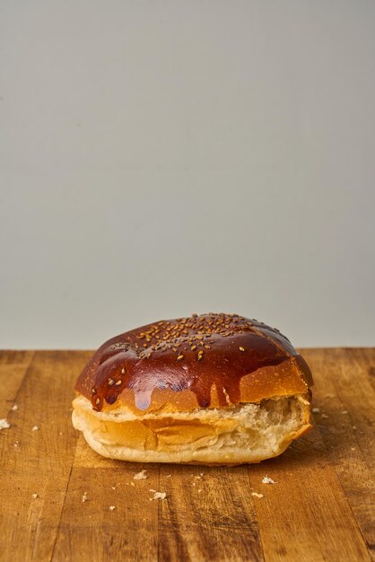 Hausgemachter Cheeseburger mit Bio-Brot, zwei Hamburger-Pastetchen und zwei Scheiben Cheddar-Käse