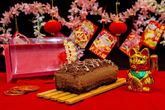 Hausgemachter chinesischer Neujahrs-Schokoladenkuchen mit Schachtel