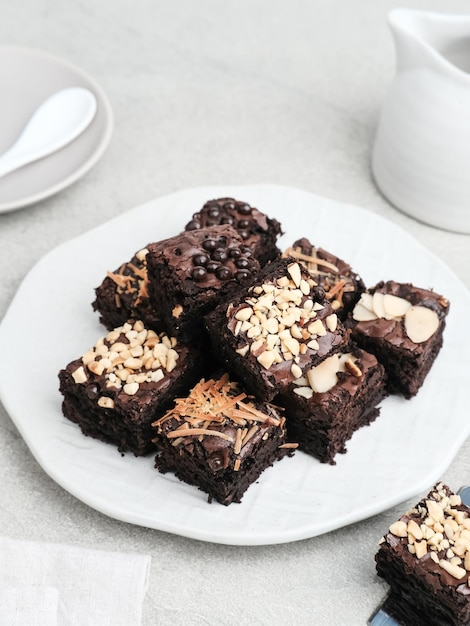 Hausgemachter Chocolate Fudge Brownie mit Mix Topping Nahaufnahme ausgewählter Fokus