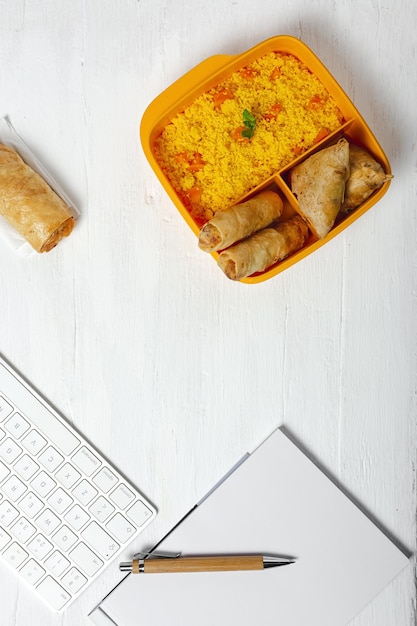 Hausgemachter Couscous in einer Lunchbox mit Gemüse und typisch arabischem Essen Take away Food in work Konzept