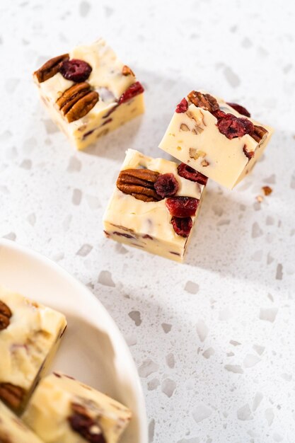 Hausgemachter Cranberry-Pekannuss-Fudge aus weißer Schokolade