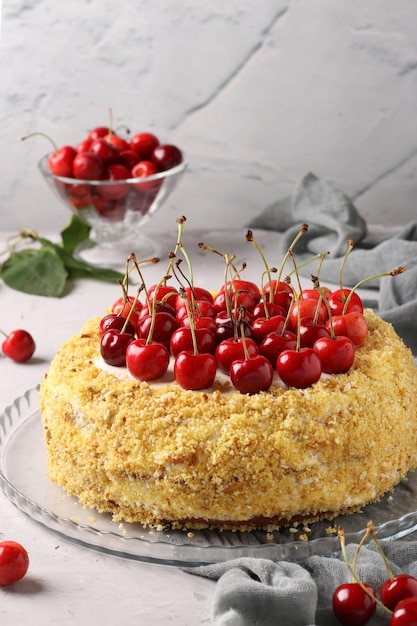 Hausgemachter festlicher Kuchen mit Süßkirschen auf grauem Hintergrund