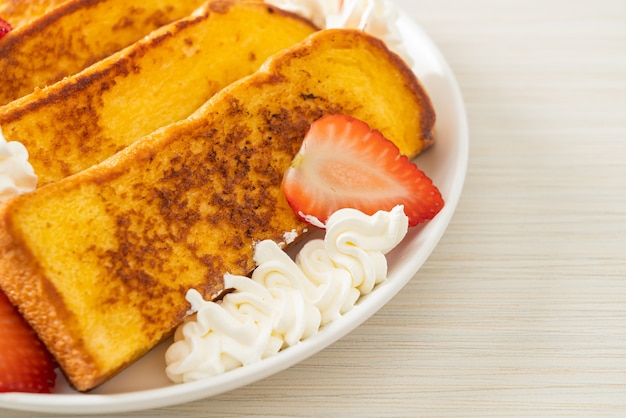 hausgemachter French Toast mit frischen Erdbeeren und Schlagsahne