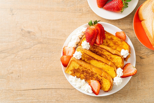 hausgemachter French Toast mit frischen Erdbeeren und Schlagsahne