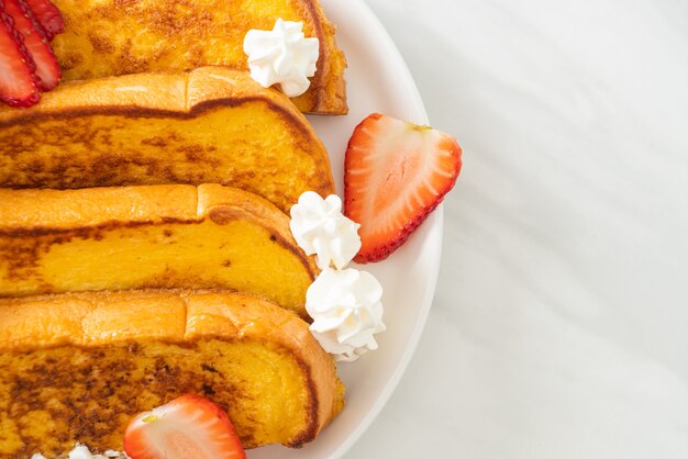 hausgemachter French Toast mit frischen Erdbeeren und Schlagsahne