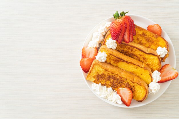 hausgemachter French Toast mit frischen Erdbeeren und Schlagsahne