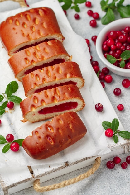 Hausgemachter frisch gebackener Kuchen mit Gelee und frischen Bio-Preiselbeeren