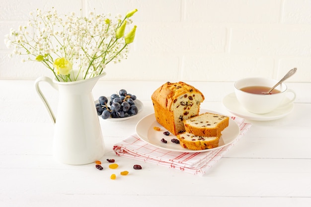 Hausgemachter frisch gebackener Kuchenlaib mit Rosinen. Traditioneller Genuss für Tee oder Kaffee. Pfund Kuchen. Leckeres Frühstück.