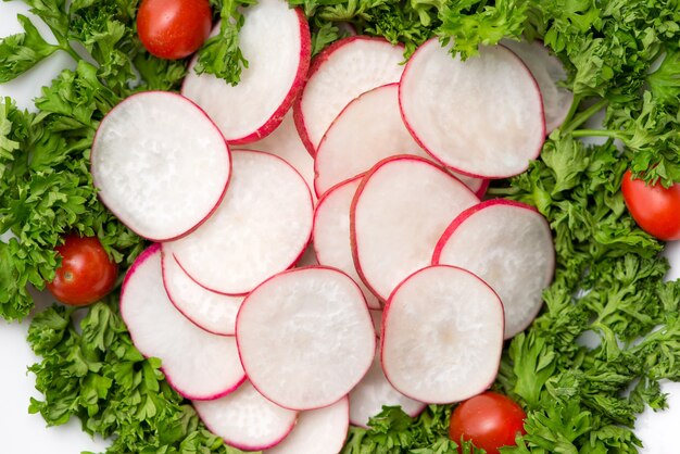 Foto hausgemachter frischer radieschen-gemüsesalat auf dem tisch. nahaufnahme.