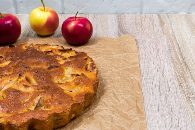 Hausgemachter gebackener Apfelkuchen in einem Teller auf einem Holztisch bereit zum Essen Platz für eine Inschrift